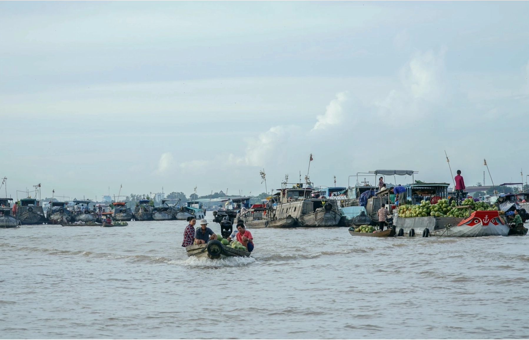 Chợ nổi Long Xuyên An Giang tấp nập thuyền bè mua bán nông sản