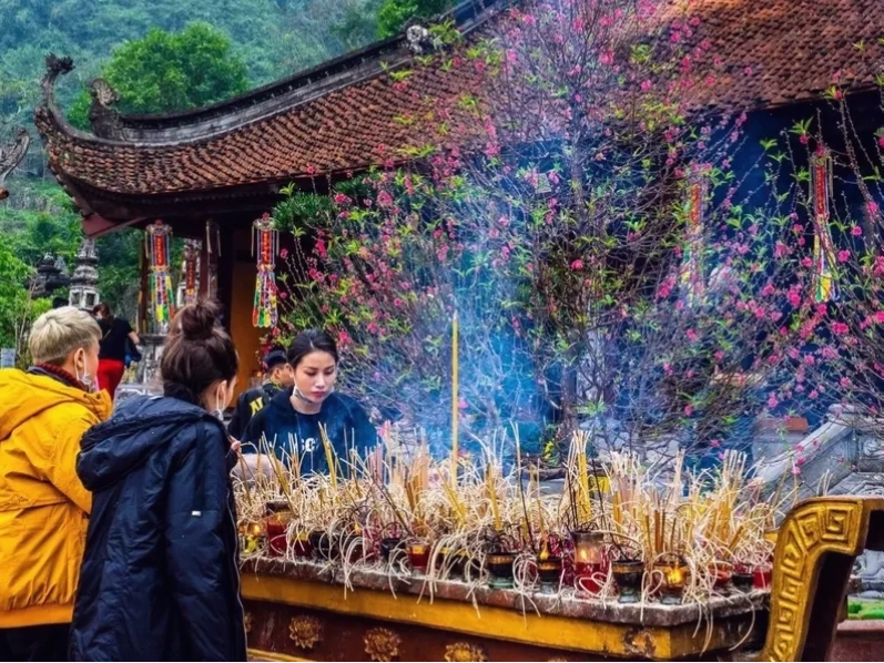 Chùa Hương với khung cảnh non nước hữu tình