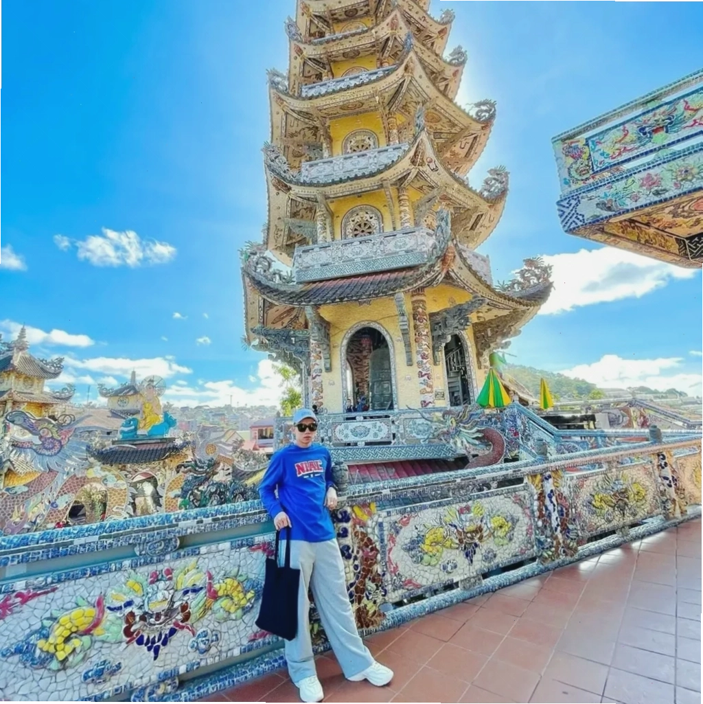 Chùa Linh Phước với kiến trúc độc đáo khảm sành sứ