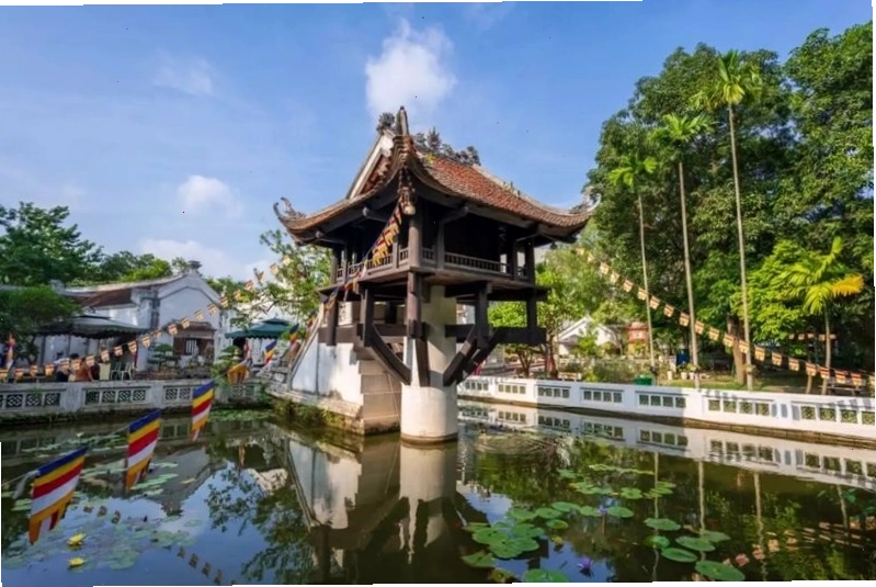 Chùa Một Cột soi bóng dưới nước