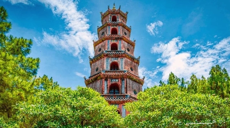 Chùa Thiên Mụ nhìn từ xa với Tháp Phước Duyên uy nghi