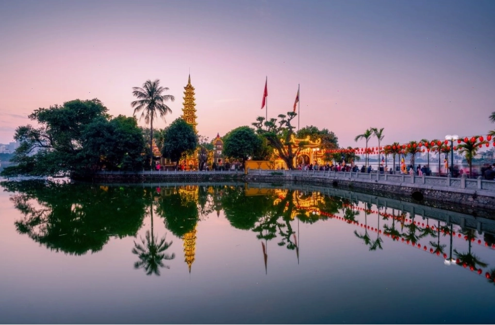 Chùa Trấn Quốc soi bóng trên mặt hồ yên ả - một di tích lịch sử tiêu biểu tại Hà Nội
