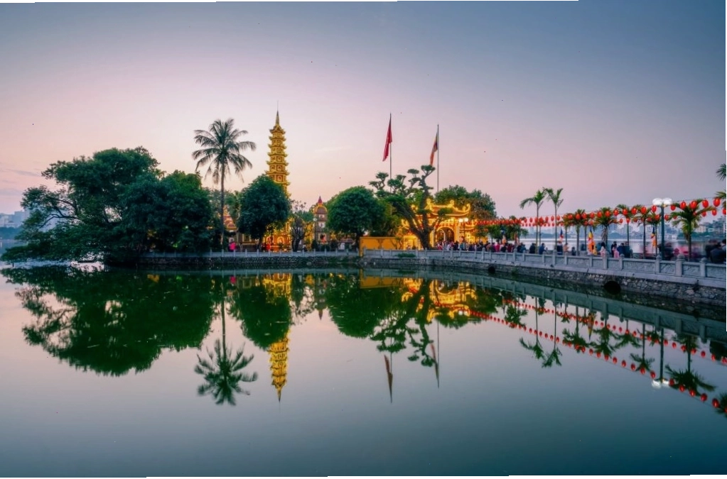 Chùa Trấn Quốc soi bóng trên mặt hồ yên ả, một trong những di tích lịch sử văn hóa tại Hà Nội