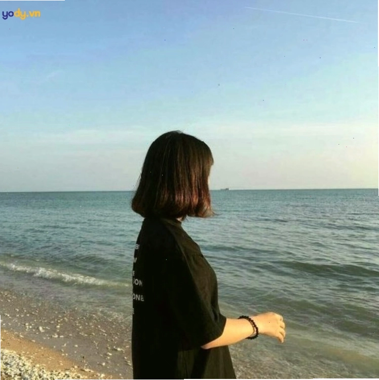 Cô gái che mặt với phong thái lạnh lùng