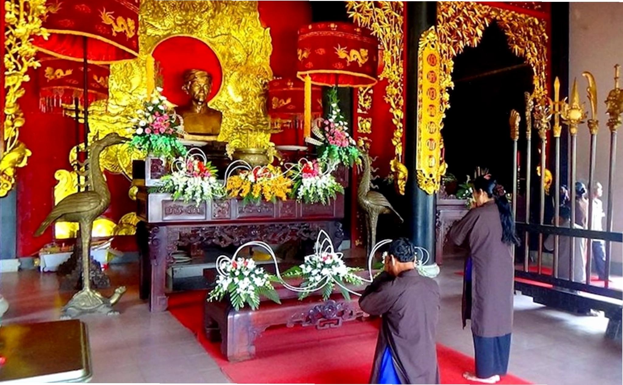 Con đường dẫn vào đền thờ tại Vàm Nhựt Tảo