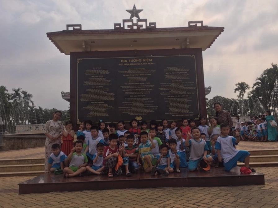 Cổng chào vào di tích lịch sử Ngã Ba Giồng