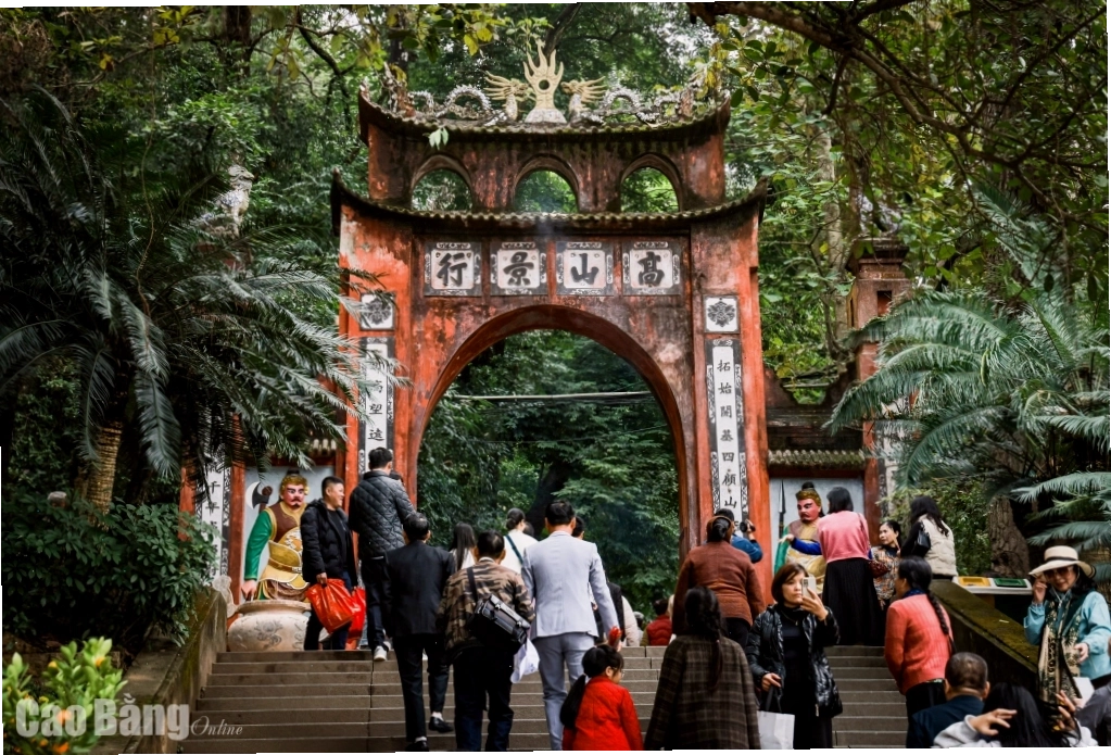 Cổng đền Hùng với kiến trúc cổ kính