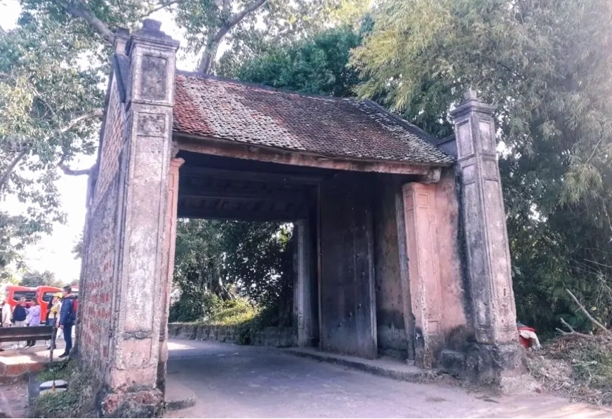 Cổng làng cổ Đường Lâm với kiến trúc cổ kính đặc trưng
