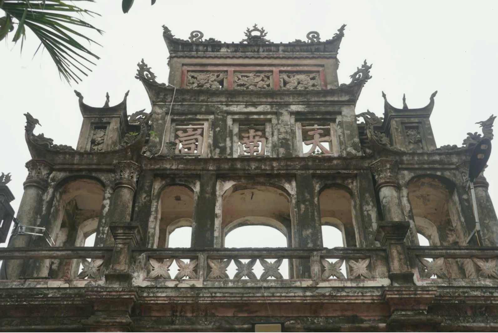Cổng tam quan chùa Trông 4 tầng ấn tượng