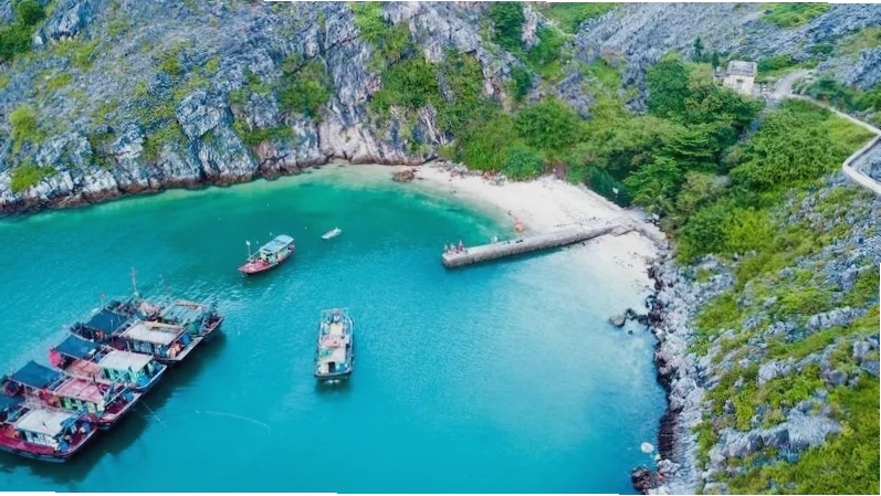 Đảo Lan Châu là địa điểm du lịch Nghệ An với cảnh quan đẹp như tranh vẽ