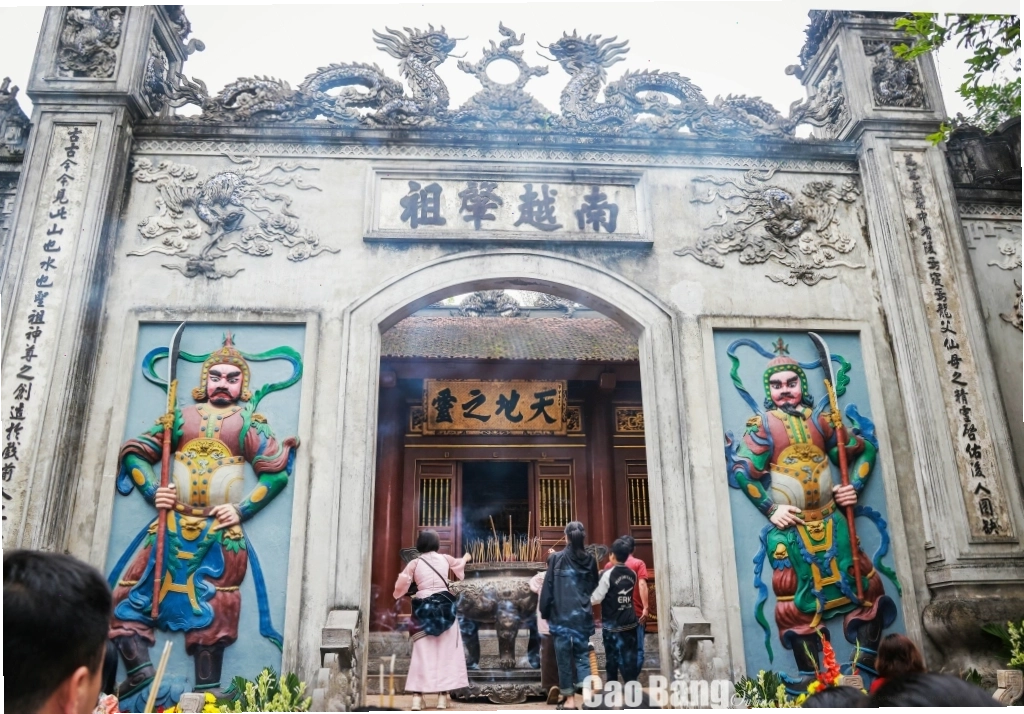 Đền Thượng, công trình thờ phụng chính tại khu di tích