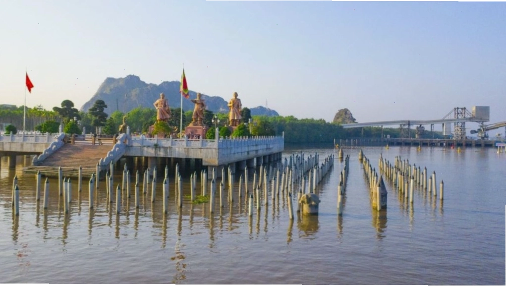 Di tích Bạch Đằng Giang trang nghiêm trong nắng sớm