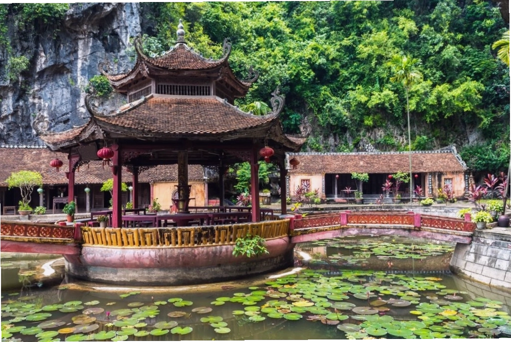 Di tích lịch sử Cố đô Hoa Lư với những ngôi đền cổ kính