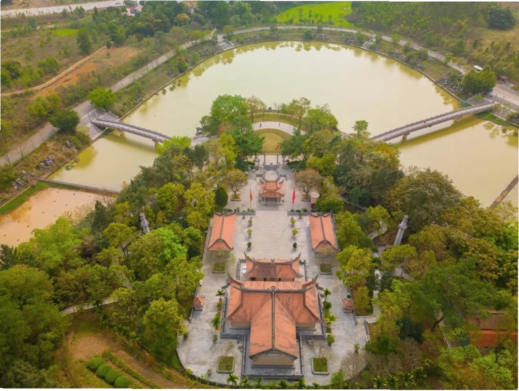 Di tích lịch sử Đền Hùng nhìn từ trên cao