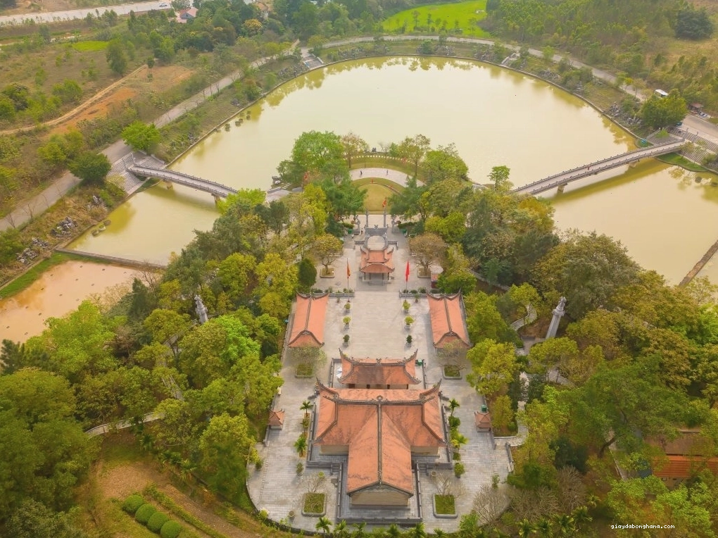 Di tích lịch sử Đền Hùng nhìn từ trên cao