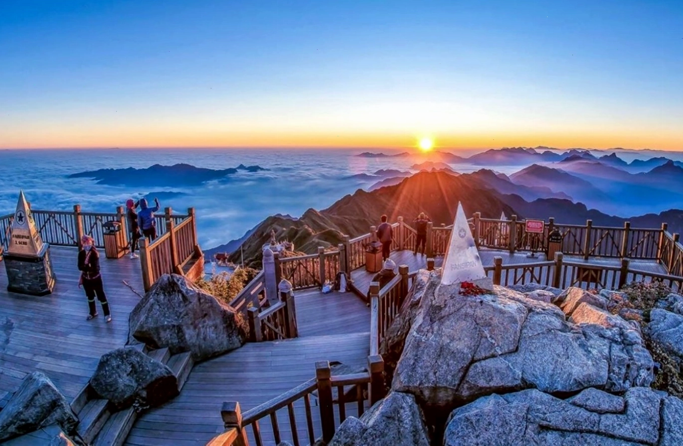 Đỉnh Fansipan Sapa giữa biển mây hùng vĩ