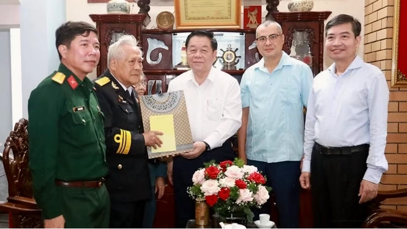 Đồng chí Nguyễn Trọng Nghĩa thăm Anh hùng Hồ Đắc Thạnh, thuyền trưởng tàu Không số