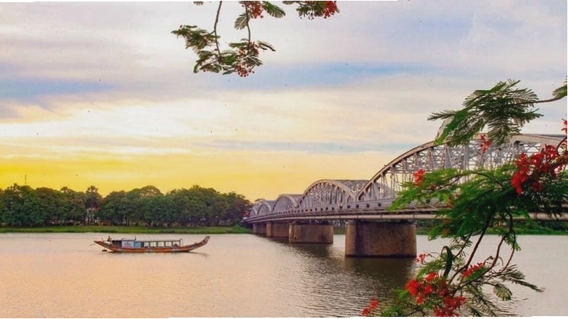 Dòng sông Hương thơ mộng chảy qua thành phố Huế