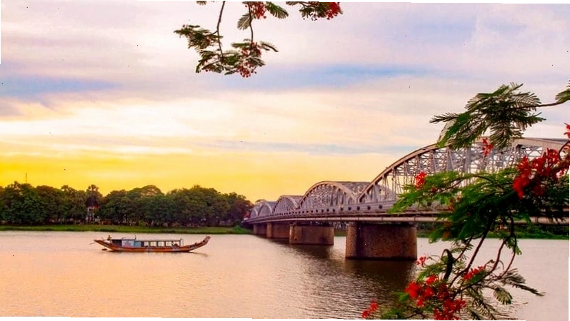 Dòng sông Hương thơ mộng chảy qua thành phố Huế