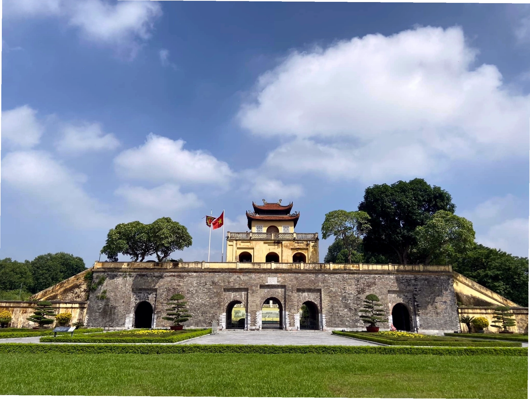 Du khách chụp ảnh lưu niệm tại Hoàng Thành Thăng Long