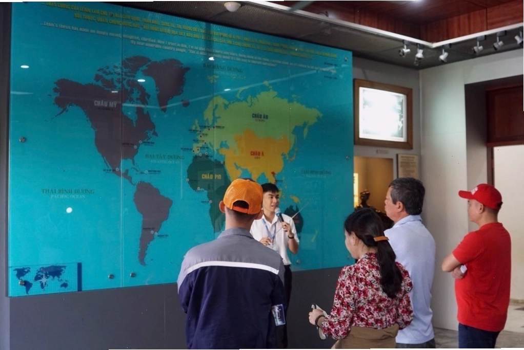 Du khách lắng nghe thuyết minh về hành trình ra đi tìm đường cứu nước của Bác Hồ tại Bến Nhà Rồng
