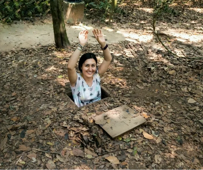 Du khách nước ngoài trải nghiệm tại Địa Đạo Củ Chi