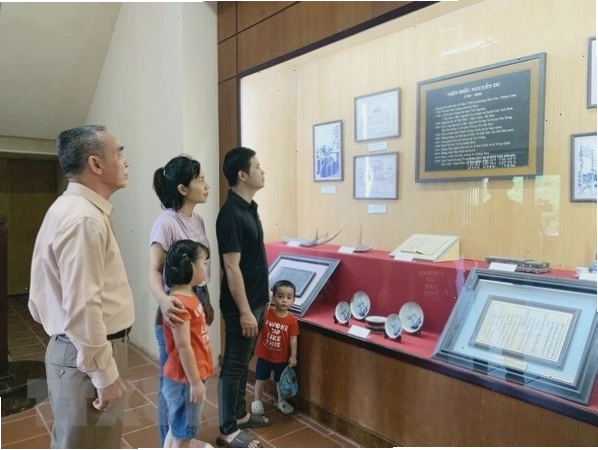 Du khách tham quan Khu Di Tích Nguyễn Du