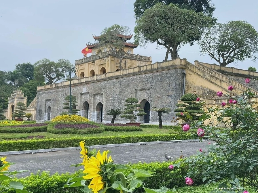 Du khách tham quan tại Khu Di Tích Trung Tâm Hoàng Thành Thăng Long