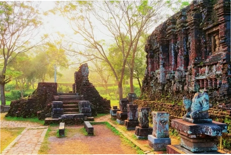 Du khách tham quan và chụp ảnh tại Thánh địa Mỹ Sơn