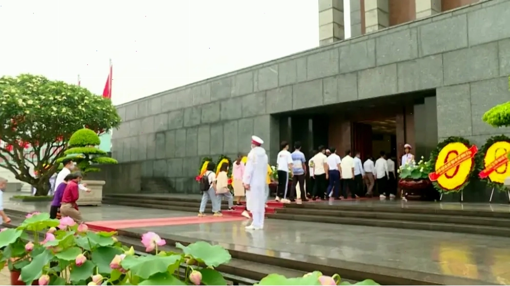 Du khách xếp hàng vào thăm Bác Hồ