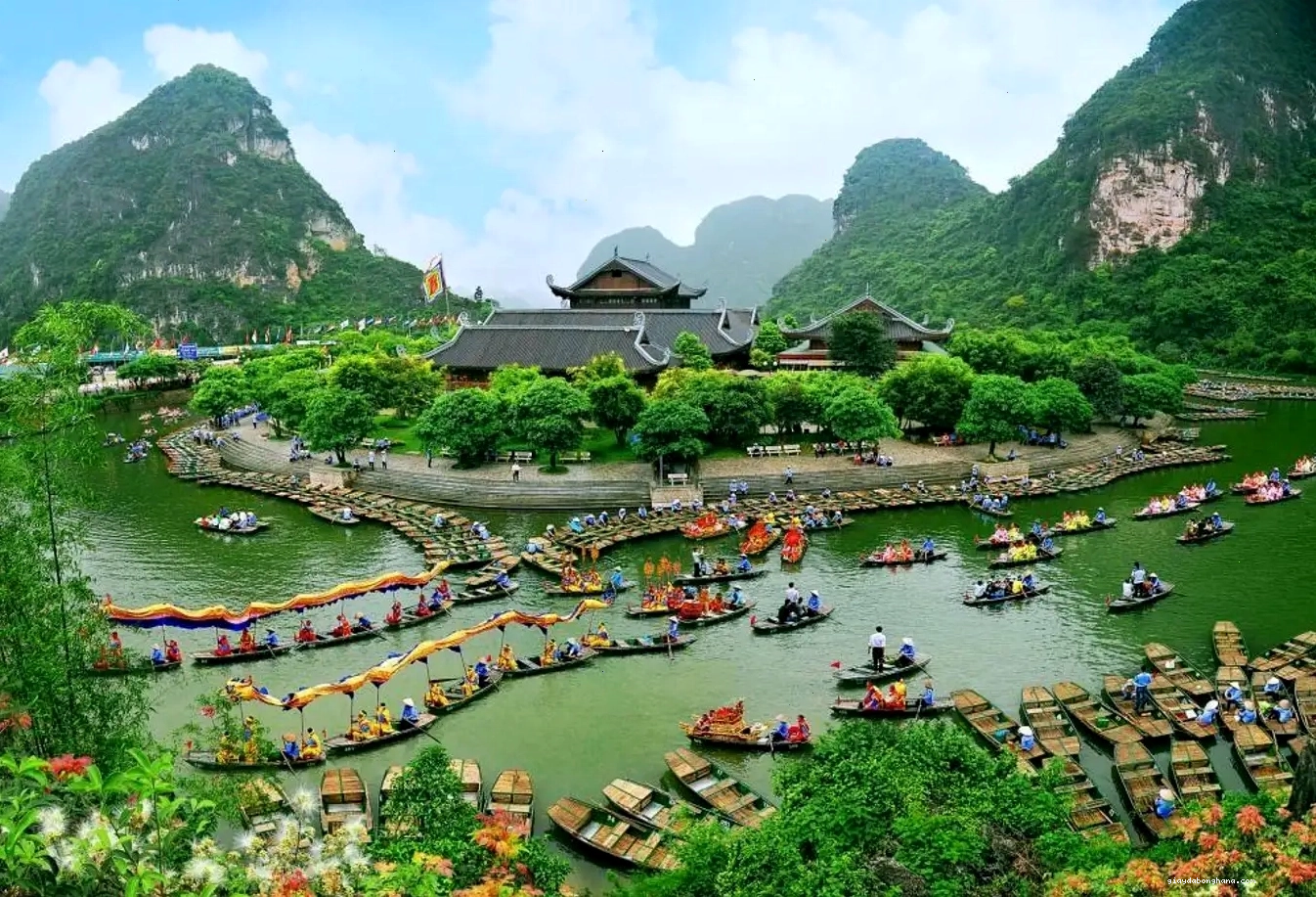 Du thuyền khám phá cảnh quan kỳ vĩ tại Khu du lịch sinh thái Tràng An