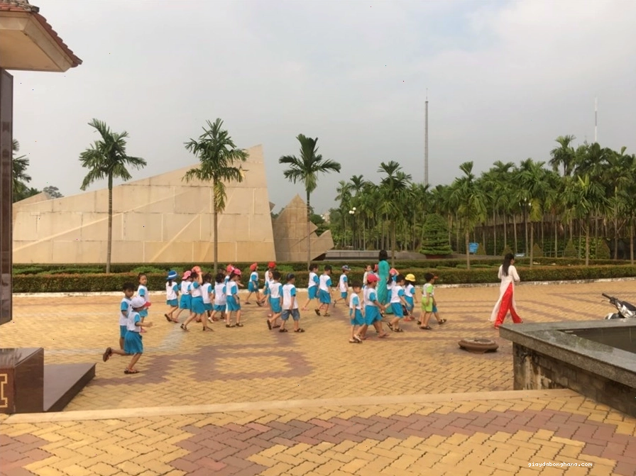 Đường dẫn vào khu tưởng niệm tại Ngã Ba Giồng