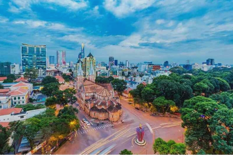 Đường phố Sài Gòn về đêm rực rỡ ánh đèn