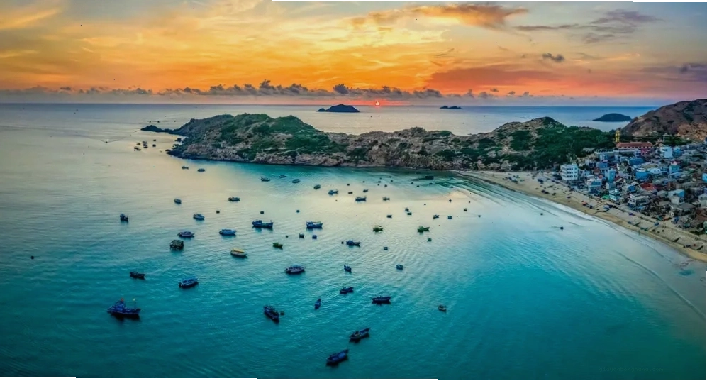 Eo Gió Quy Nhơn với con đường đi bộ ven biển màu đỏ độc đáo