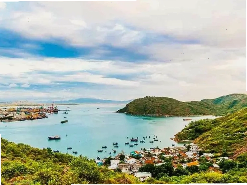 Ghềnh Ráng Tiên Sa Quy Nhơn với những bãi đá và vách núi hùng vĩ