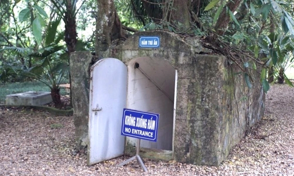 Hầm trú ẩn tại Khu di tích K9 Đá Chông, nơi từng được sử dụng để bảo quản thi hài Chủ tịch Hồ Chí Minh.