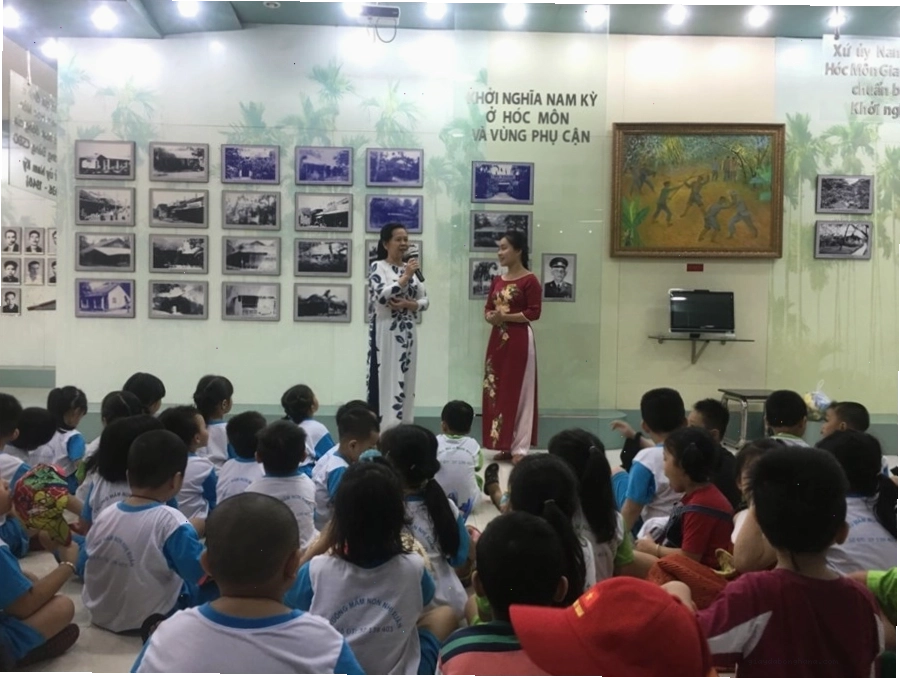 Hàng cây xanh mát tạo bóng râm tại Ngã Ba Giồng