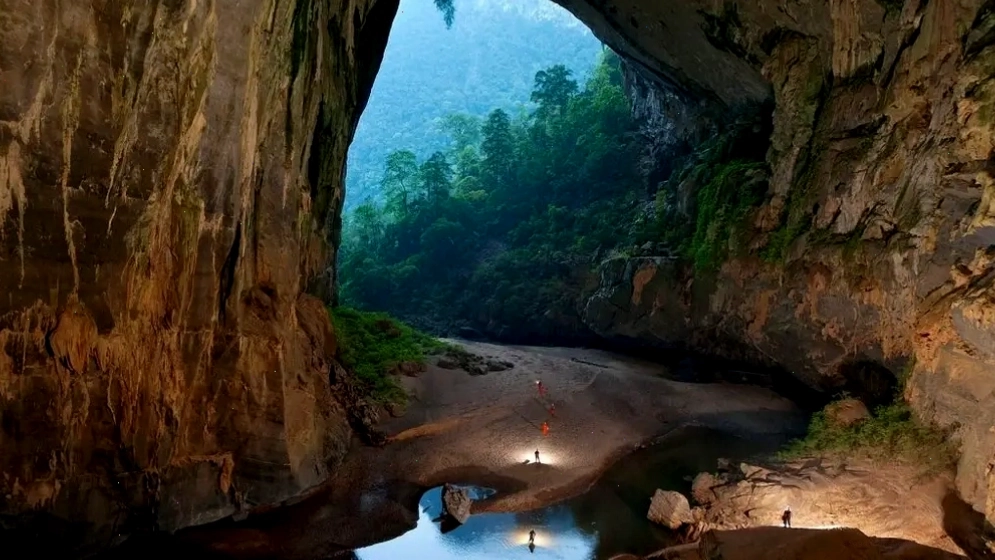 Hang Én hùng vĩ với dòng sông ngầm và cảnh quan thiên nhiên hoang sơ