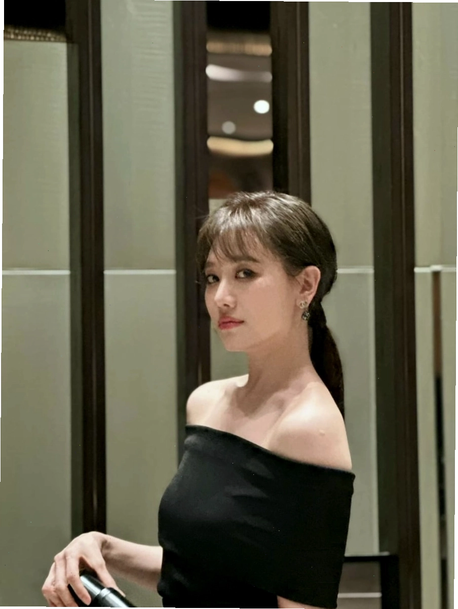 Hari Won với màu tóc nâu sáng và mái thưa