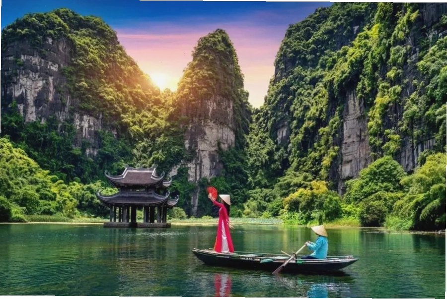 Hệ thống núi đá vôi và sông nước tại Tràng An