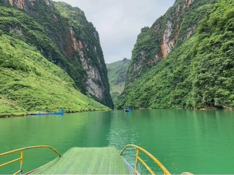 Hẻm Tu Sản hùng vĩ nhìn từ sông Nho Quế