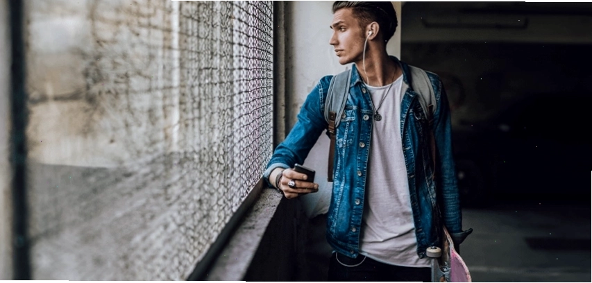 Hình ảnh chàng trai trẻ với ánh mắt xa xăm, thể hiện sự trầm tư của một sigma male
