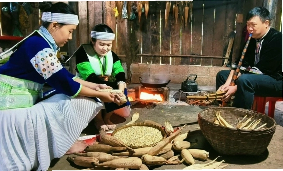 Hình ảnh núi non hùng vĩ bao quanh khu di tích lịch sử Pác Bó