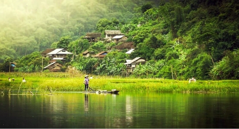 Hồ Ba Bể trong xanh nhìn từ trên cao
