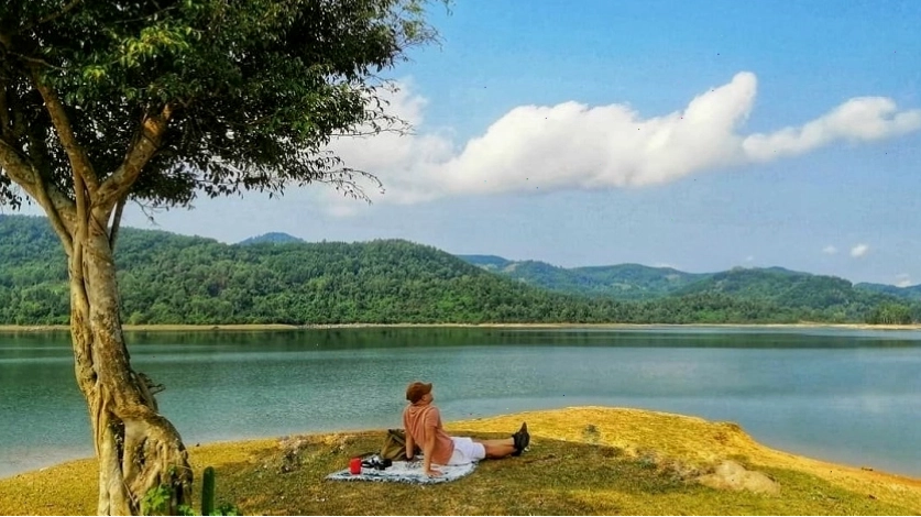 Hồ Phú Ninh với mặt nước trong xanh và cảnh quan thiên nhiên tươi đẹp