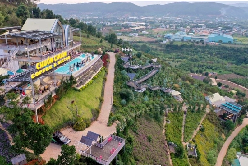 Hồ vô cực tại khu du lịch Chuồn Chuồn
