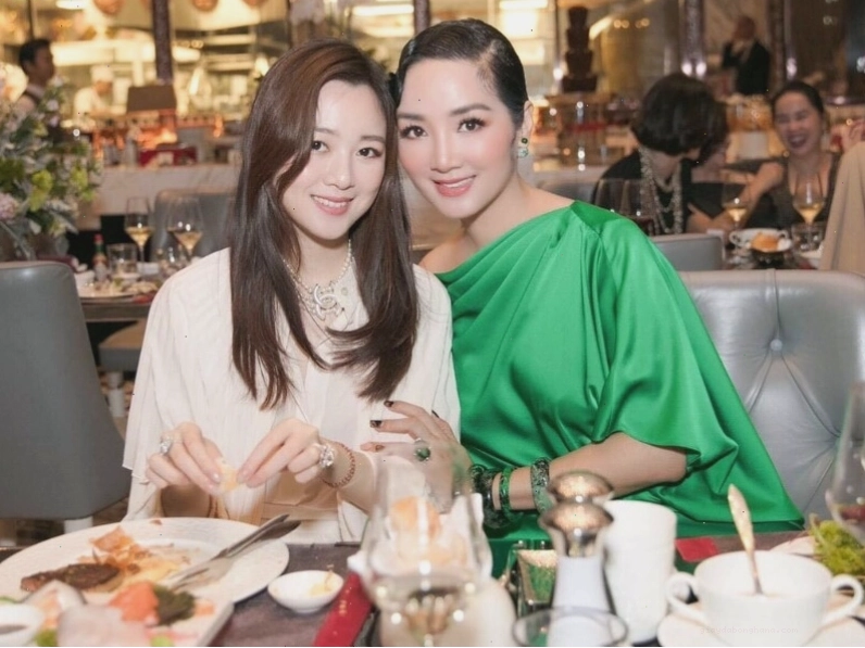 Hoa hậu Giáng My và con gái Anh Sa