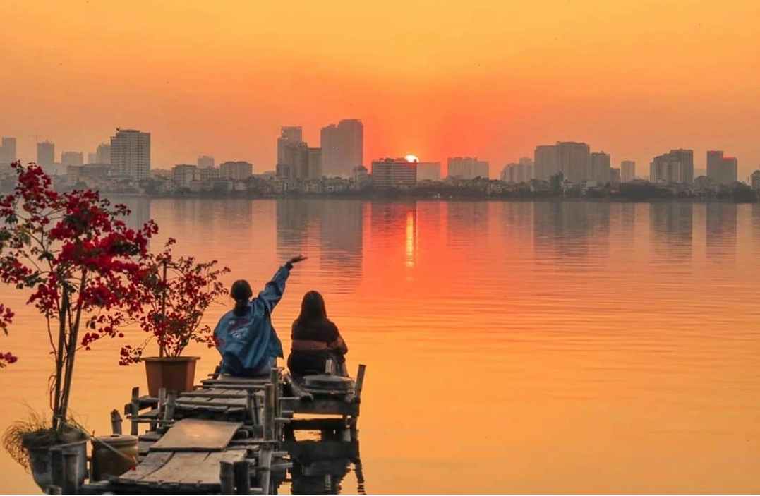 Hoàng hôn lãng mạn trên Hồ Tây