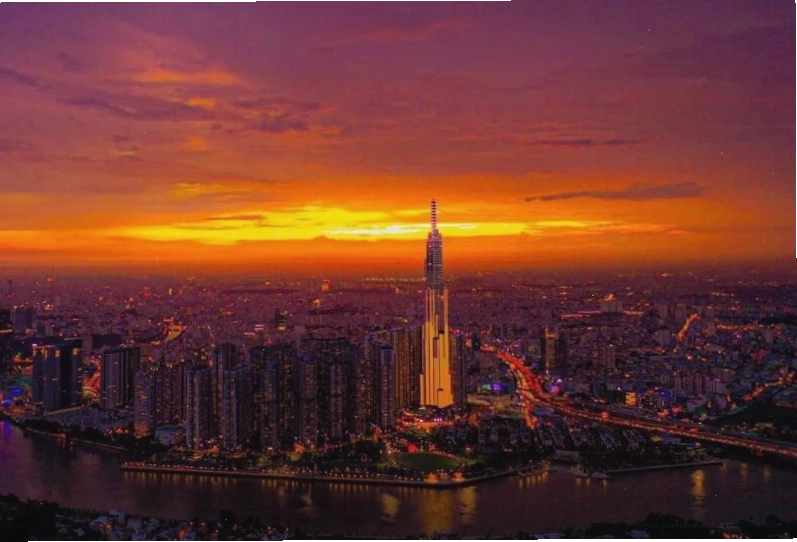 Hoàng hôn trên núi với gam màu ấm áp