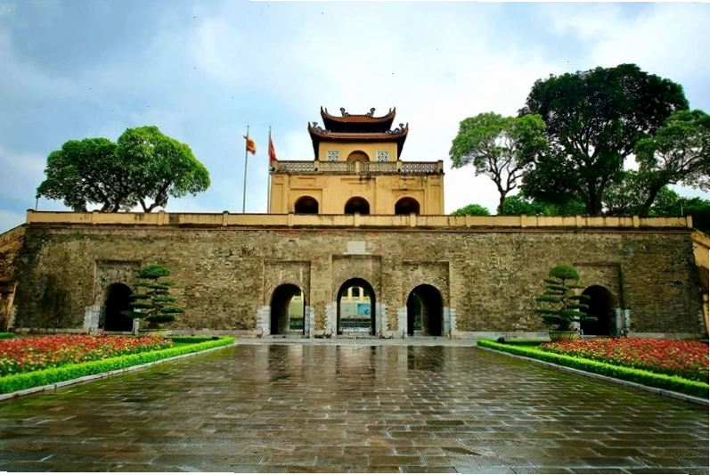 Hoàng Thành Thăng Long lung linh trong ánh nắng ban mai